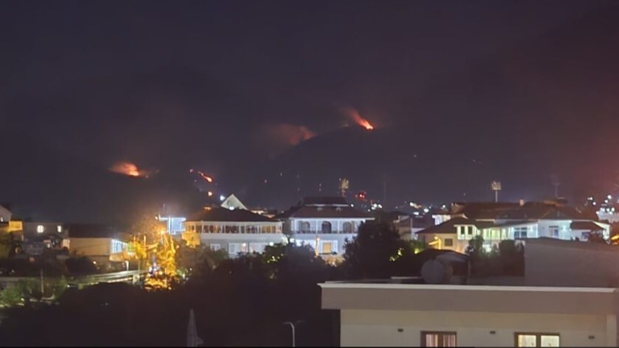 Ndizen kodrat rreth Tiranës, zjarret i afrohen zonave rezidenciale, rrezikohen banorët