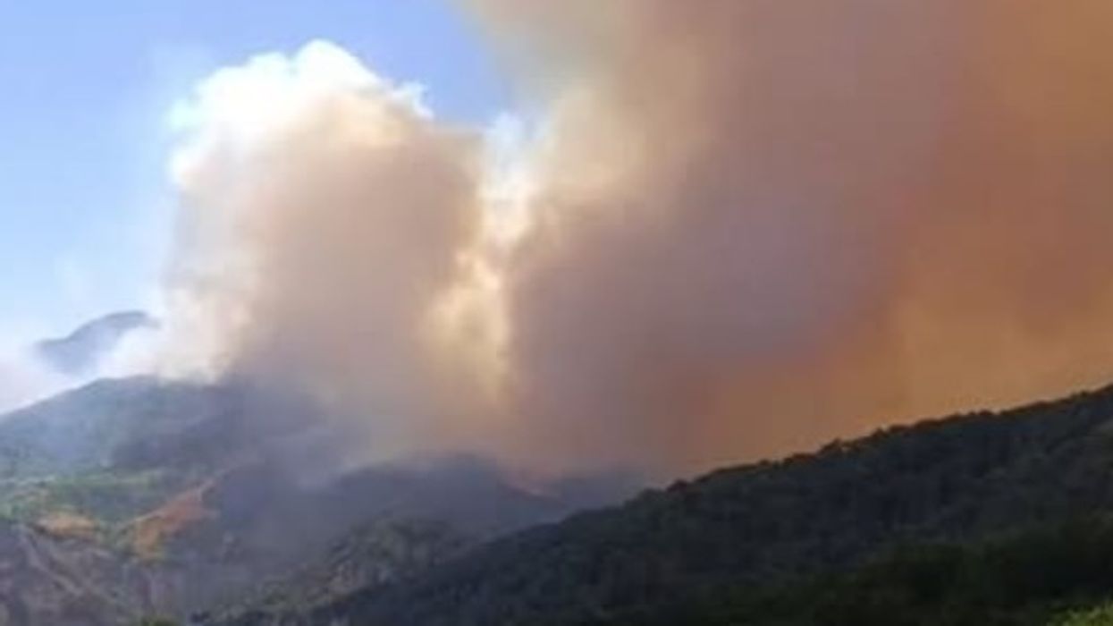 Situatë e rëndë në Gramsh, konfirmohet viktima e parë nga zjarret