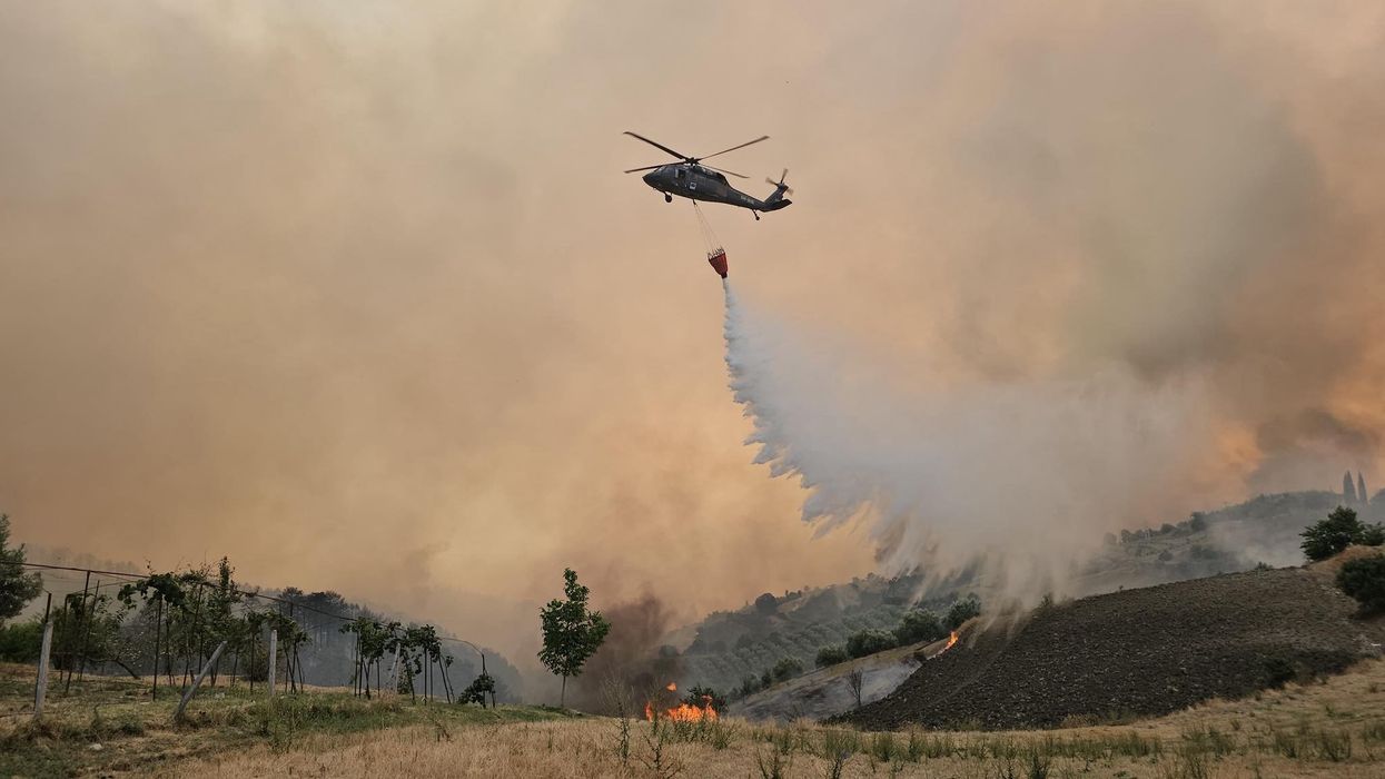 30 vatra zjarri aktive në disa zona në Shqipëri - 5 helikopterë “Black Hawk” në ndihmë nga ajri