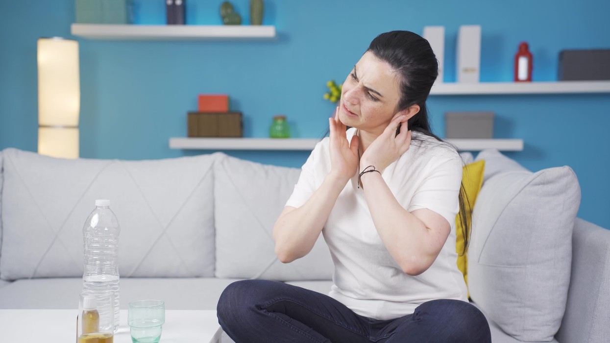 Përse na kruhen veshët kur zgjohemi nga gjumi? Ja çfarë duhet të dini