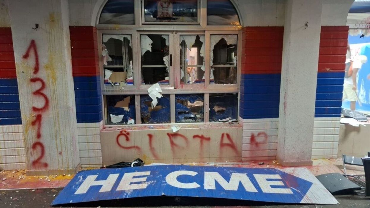 Demolohen zyret e partisë së Vuçiqit - grafite anti-shqiptare në Novi Sad