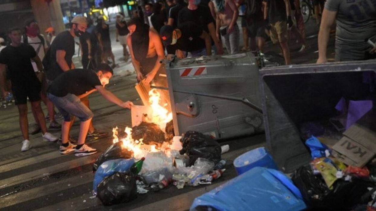 Beogradi si zonë lufte - shikoni përplasjen e ashpër midis protestuesve dhe policisë në Serbi