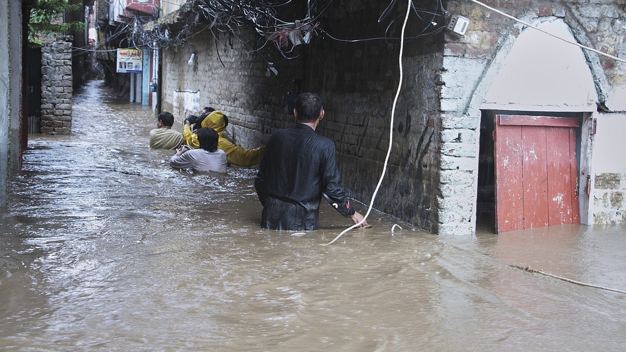Përmbytjet katastrofike në Pakistan dhe Kashmir shkaktojnë mbi 300 viktima