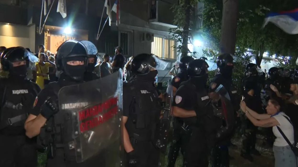 Le Monde: Vuçiq ka filluar një strategji shqetësuese frikësimi duke dërguar banditë dhe huliganë në rrugë