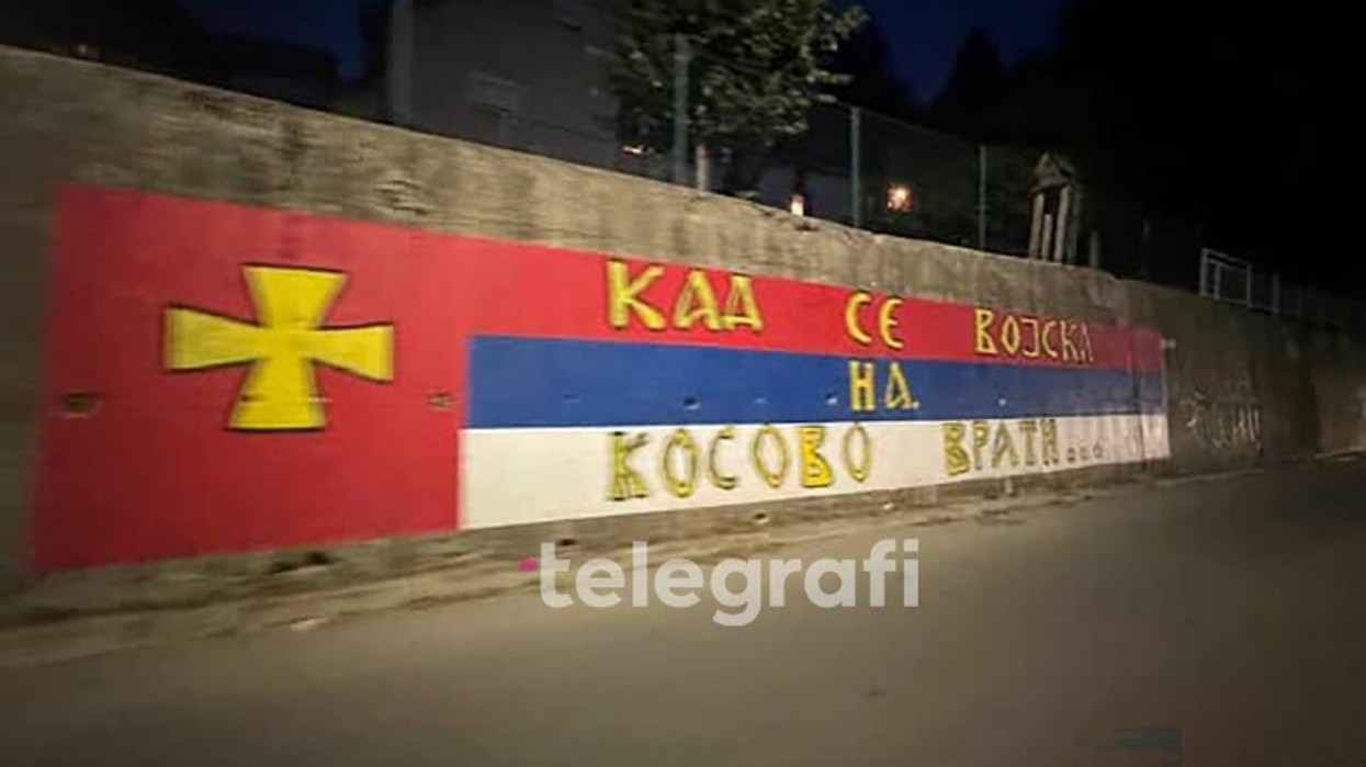 Grafiti provokues serb "Kur ushtria të kthehet në Kosovë" shfaqet në Kollashin të Malit të Zi