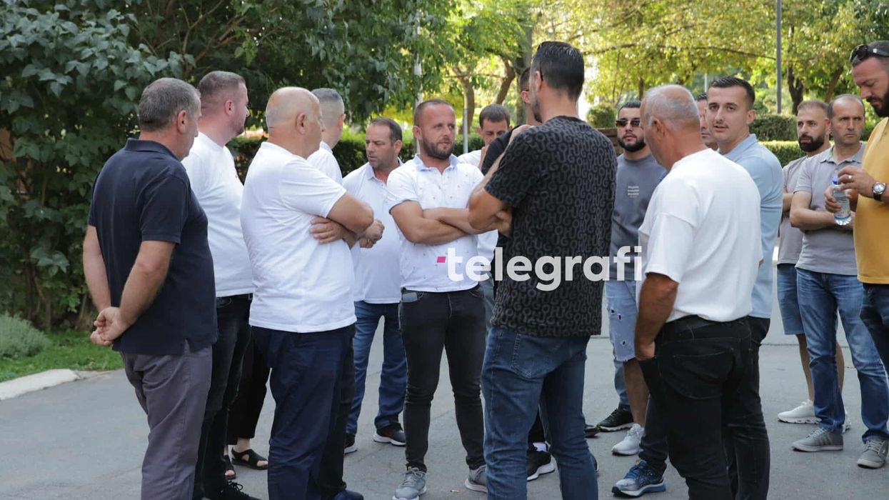 Shoqata e Transportit të Autobusëve Prishtinë–Podujevë proteston para Komunës