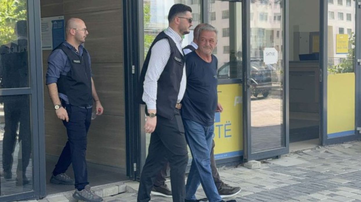 Avokati i të akuzuarit për krime lufte mundohet të arsyetohet për klientin e tij