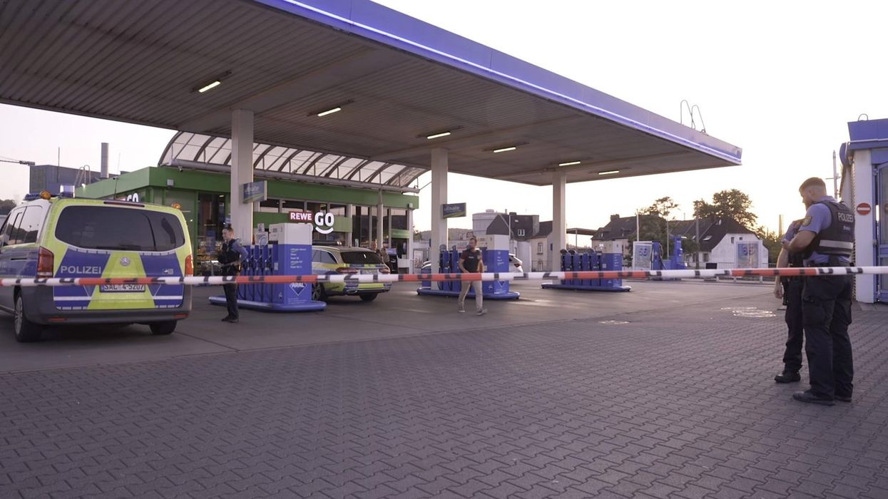 Një polic u qëllua për vdekje - detaje dhe pamje të incidentit ku ndodhi një grabitje e një pompe benzine në Gjermani