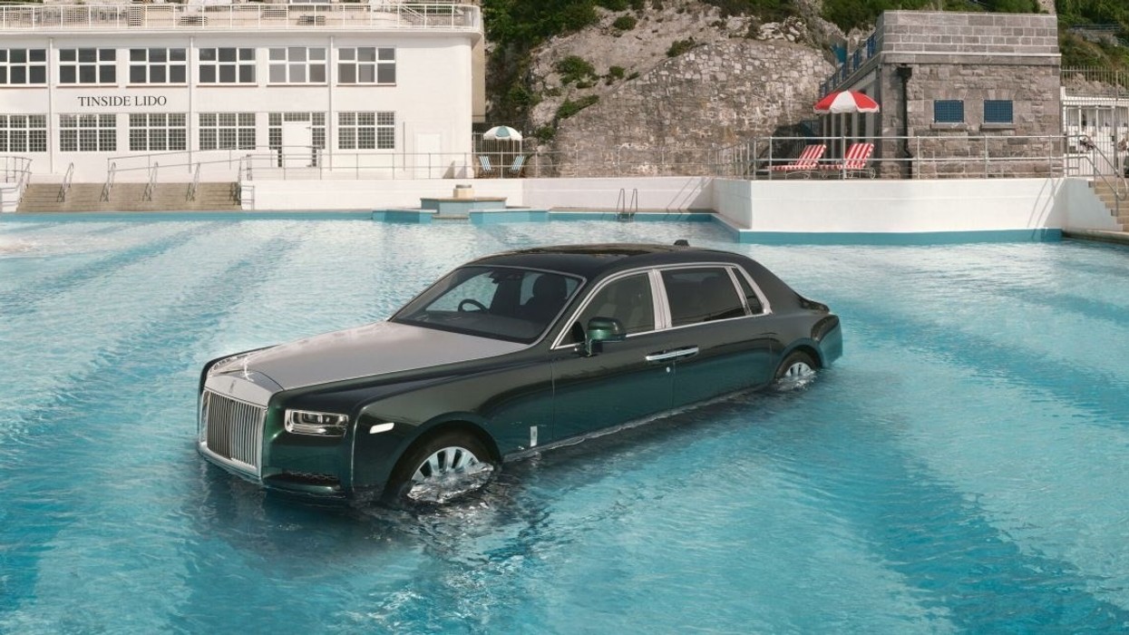 Rolls-Royce përfundon në një pishinë, marka prestigjioze feston legjendat e muzikës