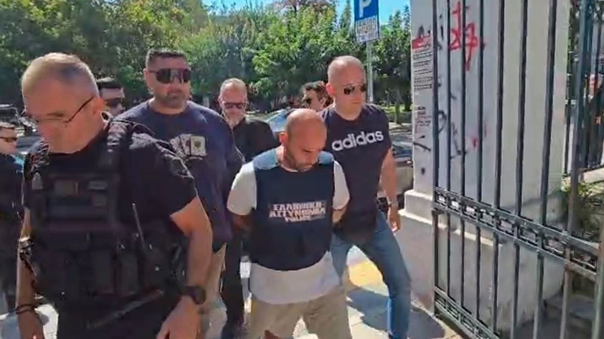 “Pse e bëre?” - 40-vjeçari shqiptar që vrau gruan takon vajzën 18-vjeçare në gjykatë