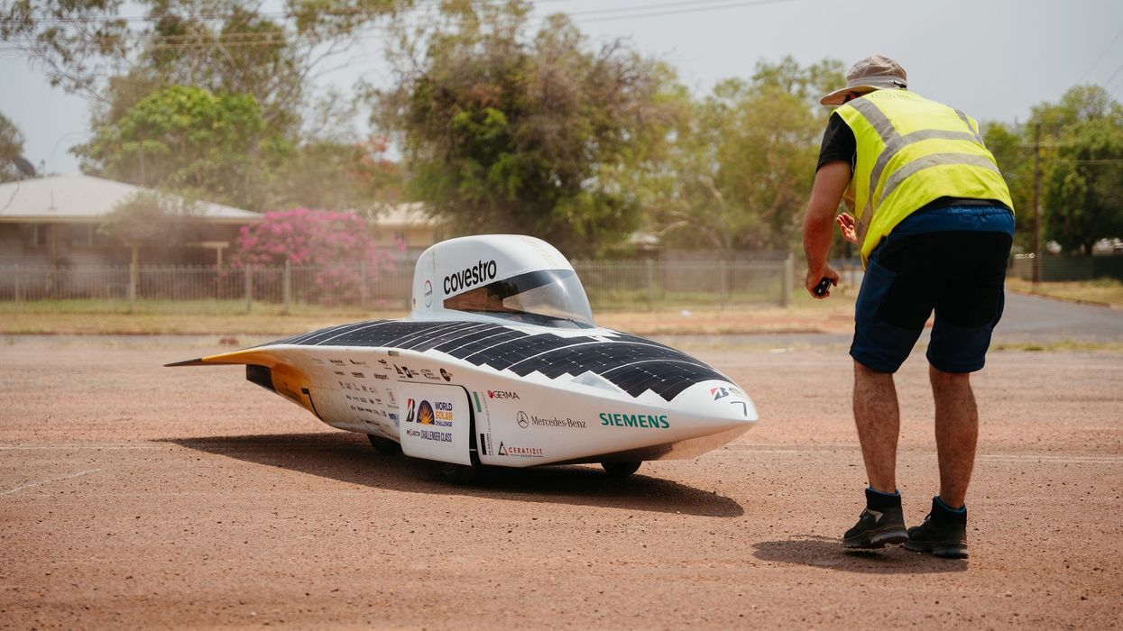 Në Australi fillon gara më e madhe për automjete me energji diellore