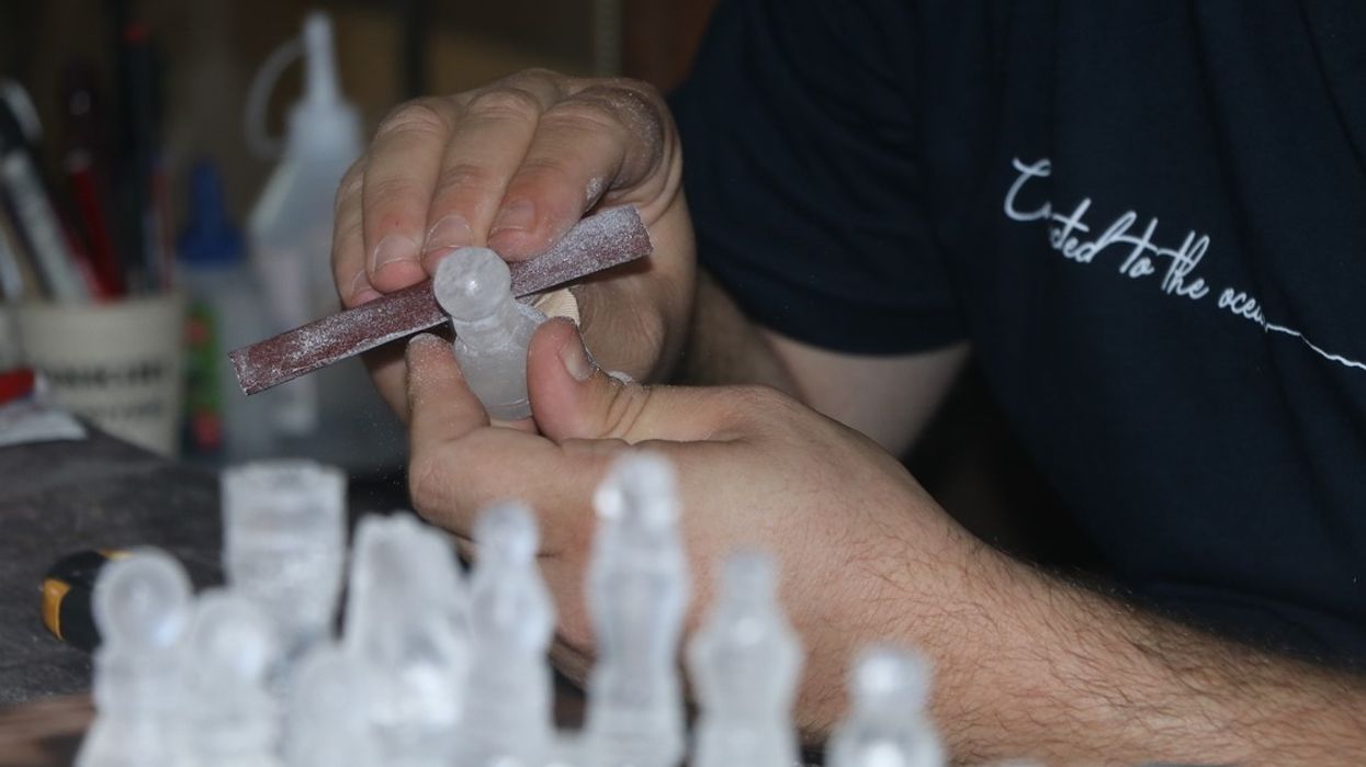 Artizani turk krijon setin unik të shahut nga kripa