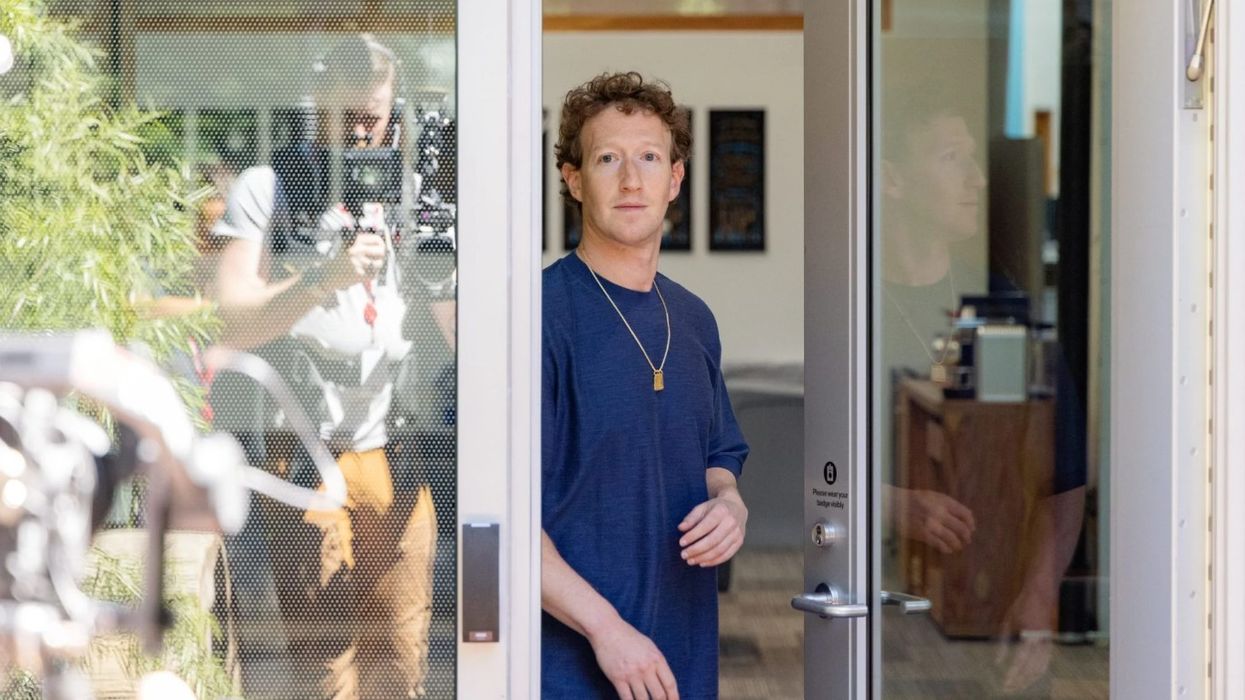 Mark Zuckerberg u dhuroi "kufje me anulim zhurmash" fqinjëve të tij - për t’i ndihmuar të përballojnë zhurmat nga ndërtimet rreth rezidencës së tij