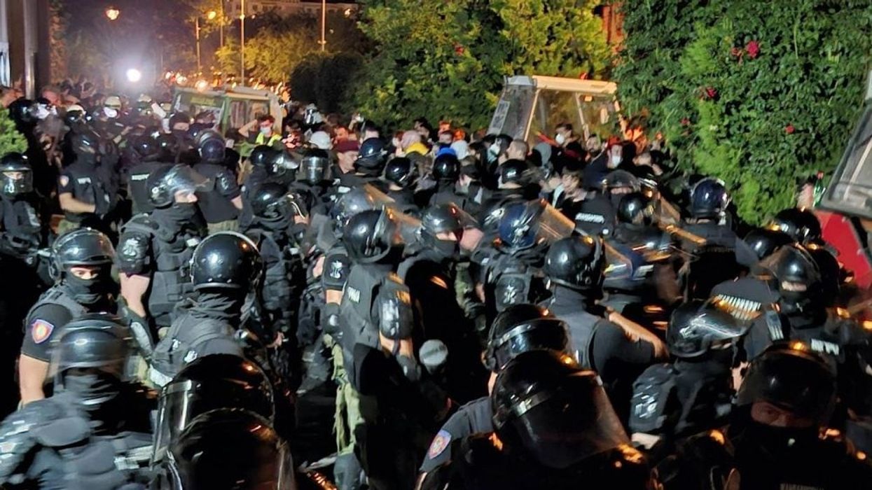 Përleshje midis demonstruesve dhe policisë në Novi Sad