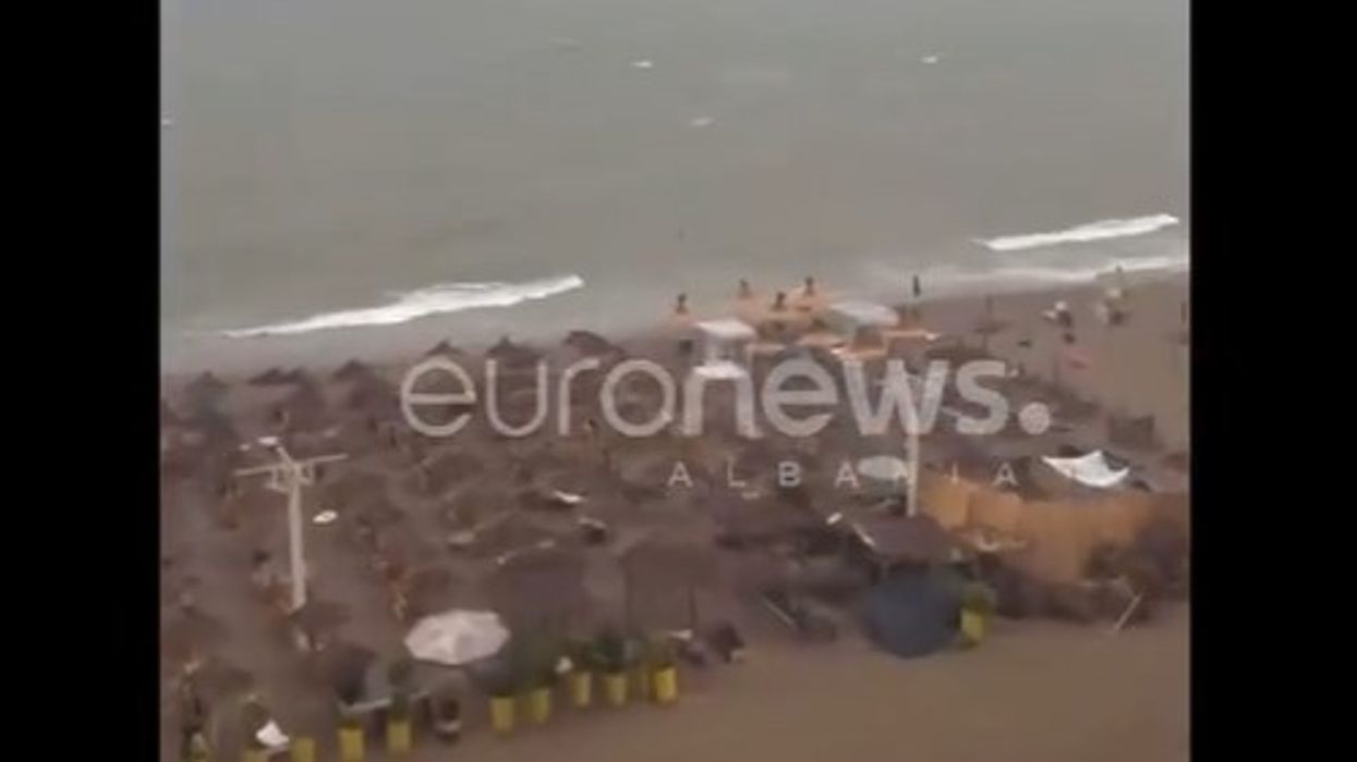 Stuhia largon pushuesit nga plazhet e Shqipërisë