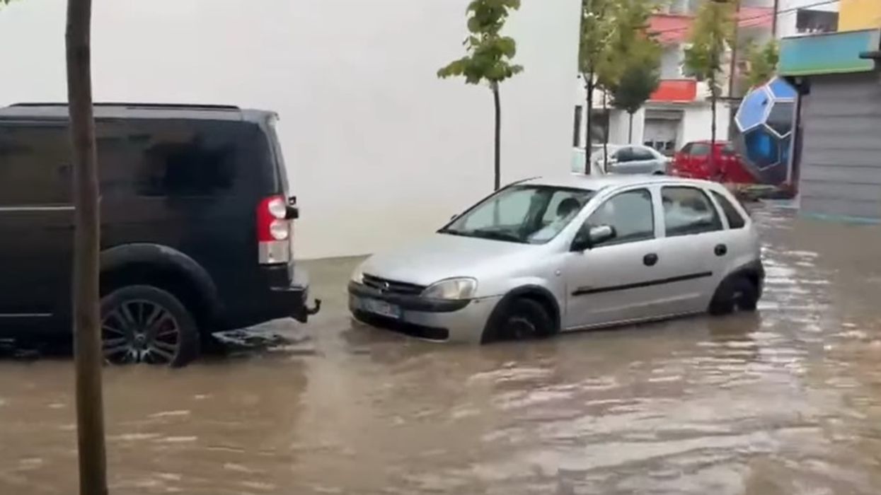 Stuhia dhe shirat e dendur përmbysin Lezhën, niveli i ujit arrin në 30 cm