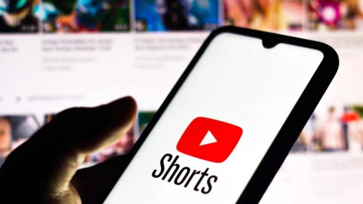 YouTube e pranon: Përdorëm Inteligjencën Artificiale për të zbukuruar videot e shorts