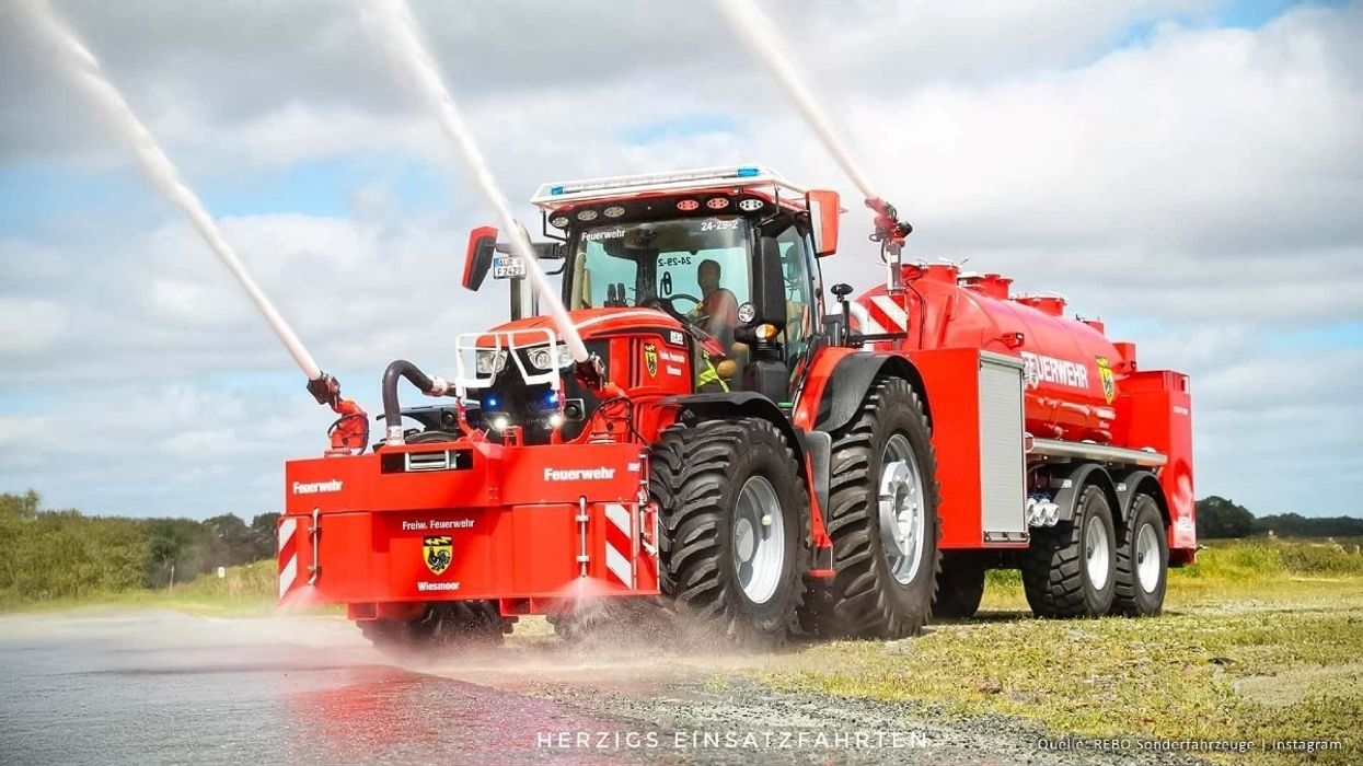 Shikoni çfarë mund të bëjë ky kamion zjarrfikës