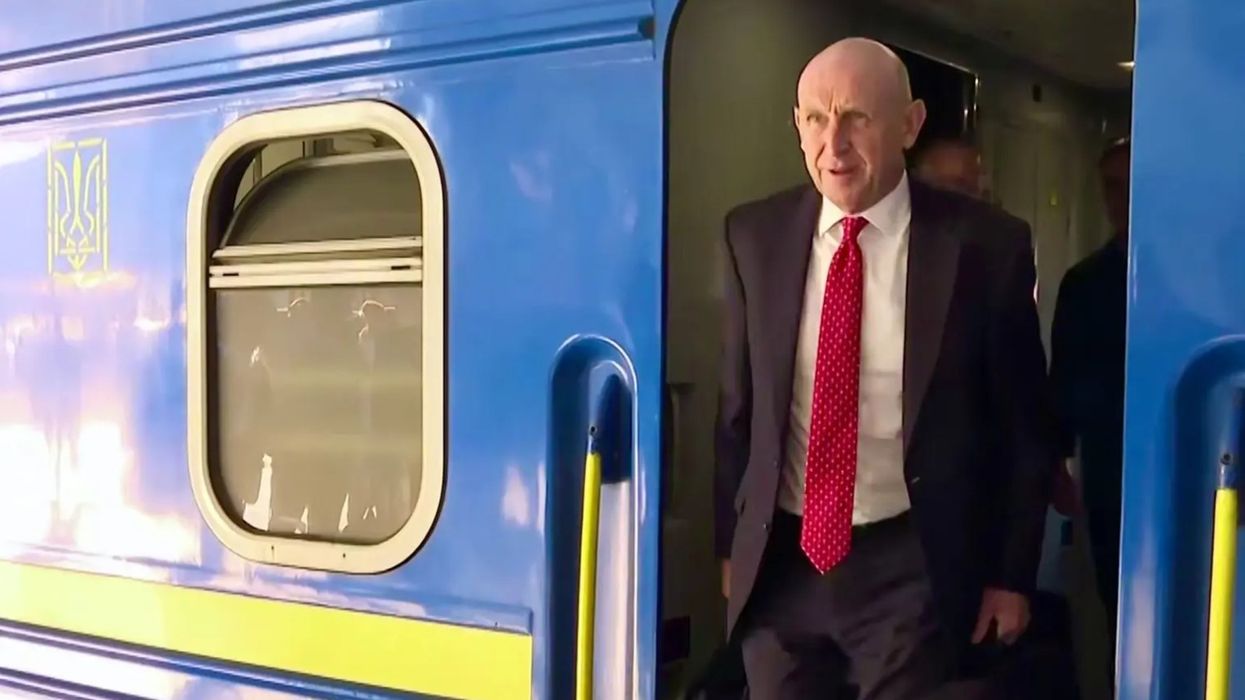 Sekretari i Mbrojtjes i Mbretërisë së Bashkuar arrin për vizitë në Ukrainë