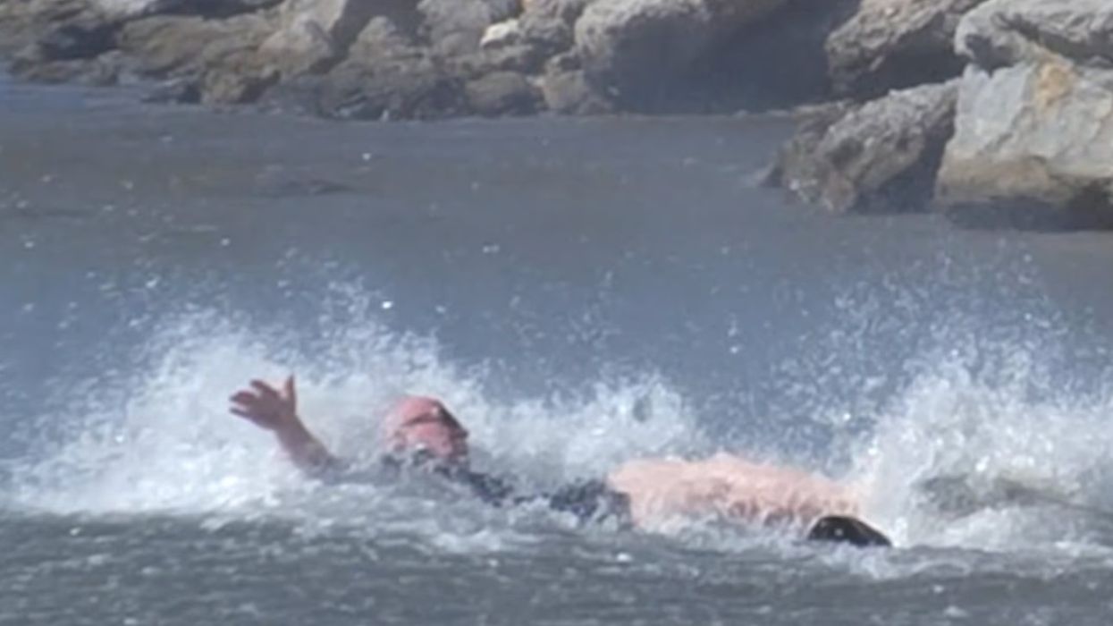 Shkak fuqia e motorëve të një aeroplani, një turist në Greqi përfundoi në det