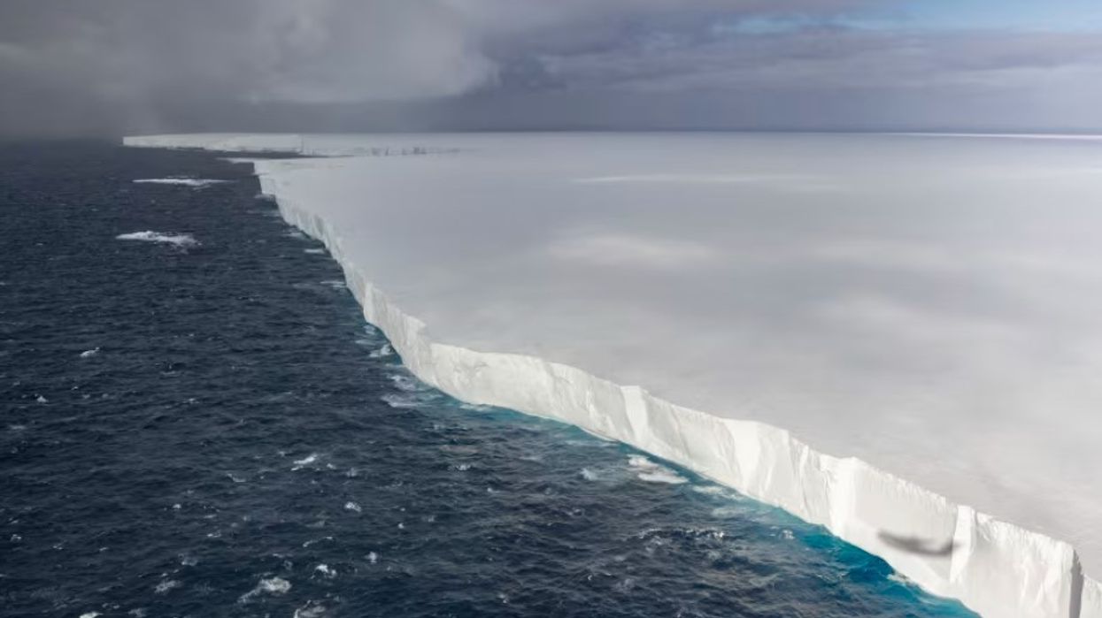 Ajsbergu më i madh në botë po “shpërbëhet me shpejtësi” në disa “copa shumë të mëdha”