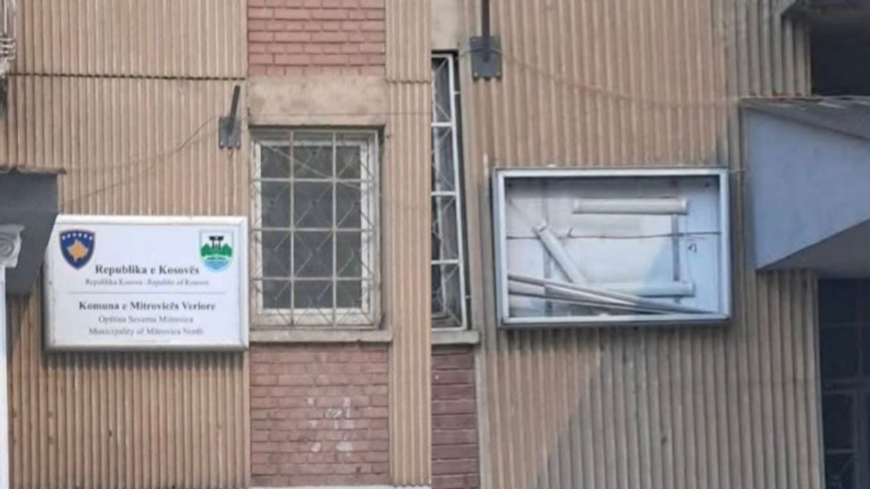 Tabela me simbolet e shtetit në Mitrovicën e Veriut u raportua si e dëmtuar, komuna jep sqarime