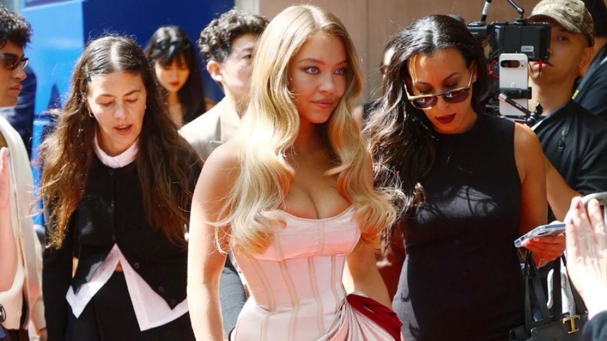 Sydney Sweeney shkëlqen në tapetin e kuq pas skandalit të reklamës