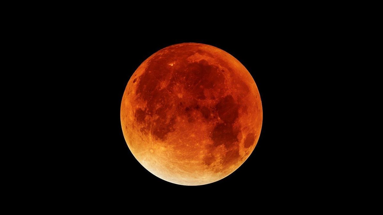 Spektakël i rrallë në qiell - “Hëna e Përgjakur” mahniti botën, u pa edhe në Kosovë