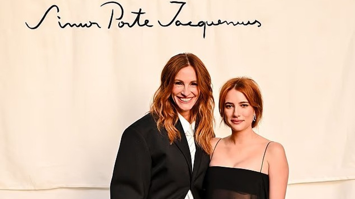 Julia Roberts shfaqet në një paraqitje të rrallë me mbesën e saj Emma Roberts, të dyja u dukën të ngjashme me flokët e tyre me nuancë bakri