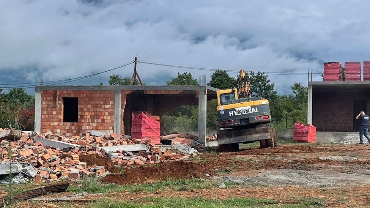 Nis prishja e ndërtimeve pa leje në Tropojë