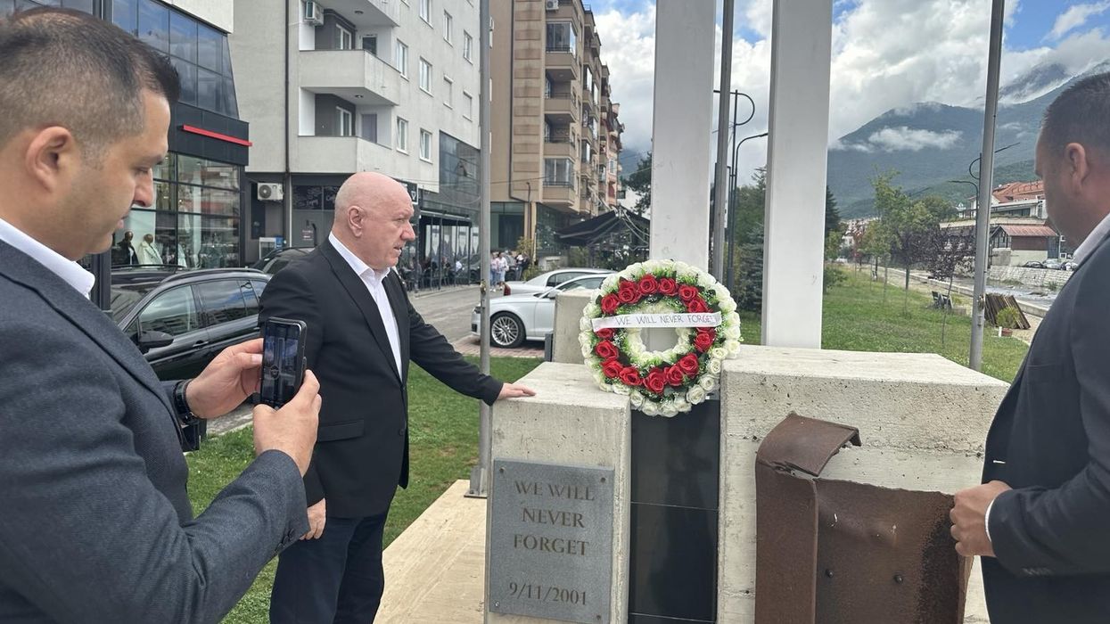 Rotary Club Peja përkujton viktimat e 11 Shtatorit pranë Memorialit “Kujtim dhe Miqësi”