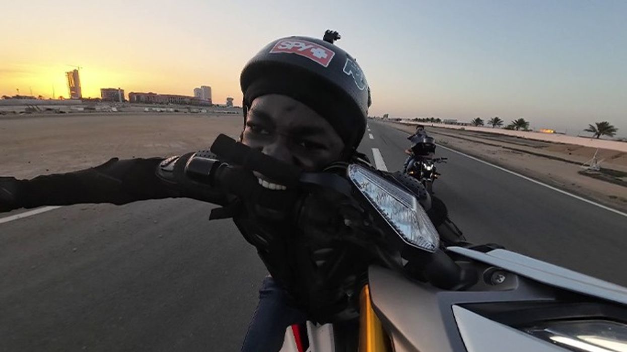 E pabesueshme, motoçiklisti thyen rekord botëror duke drejtuar timonin me gojë