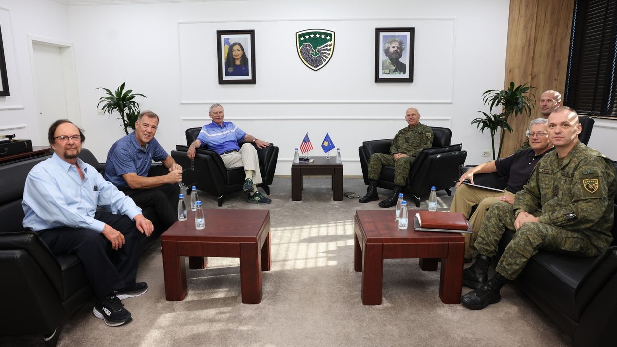 Ndër akterët kryesorë në dhënien e këshillave profesionale për FSK-në, Jashari takon ekipin e ISG-së nga SHBA-të