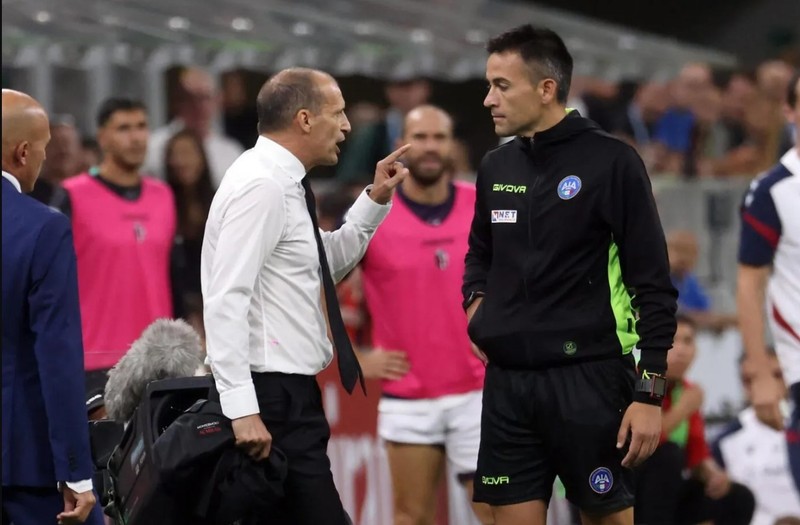 Allegri espulso durante Milan-Como mostra incredulità per il cartellino rosso