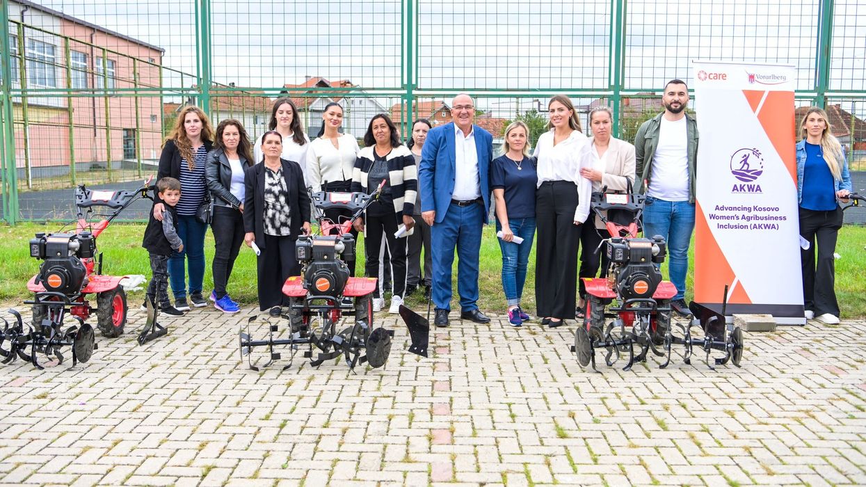 Komuna e Podujevës mbështet gratë fermere me motokultivatorë dhe serra