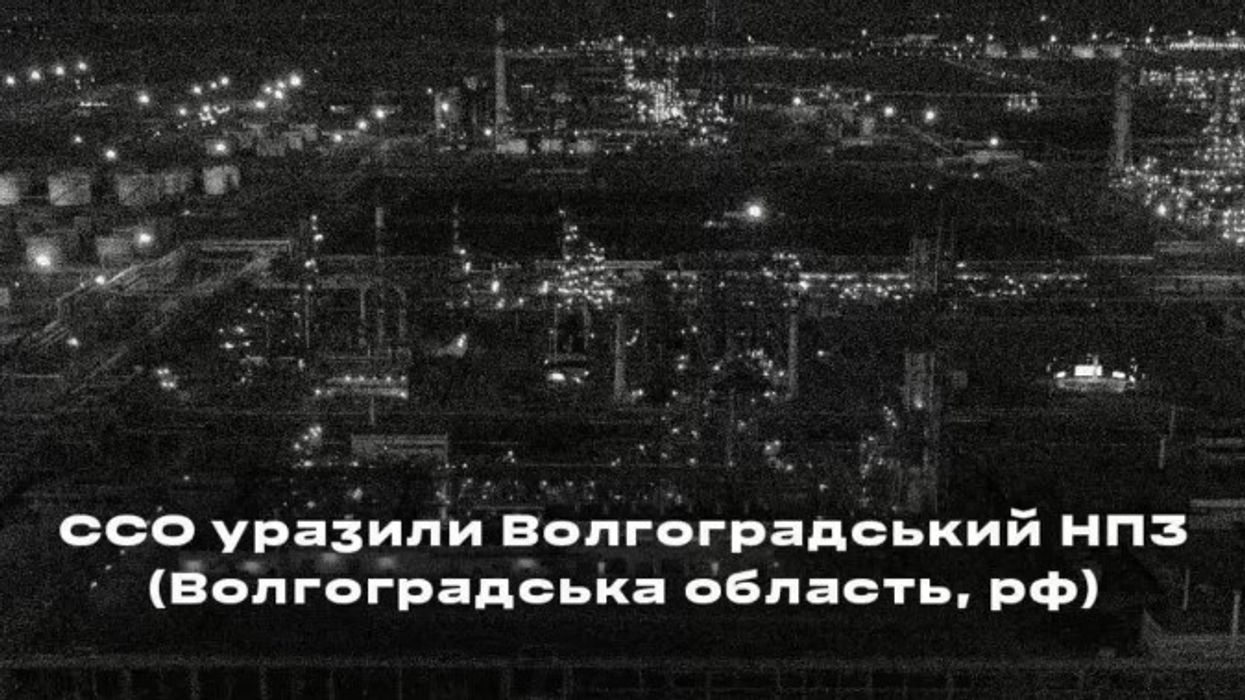 Dronët ukrainas godasin rafinerinë e naftës në Volgograd, autoritetet ruse pezullojnë operacionet