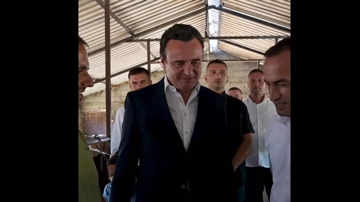 Kurti viziton fermerët në Obiliq, thotë se me qeverisjen e Halil Thaçit komuna do të subvencionojë qumështin me 8 centë për litër