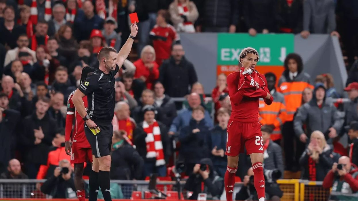 Ekitike mori karton të kuq pas festës së golit, Slot nuk i ndalë kritikat për të: Ishte budallallëk