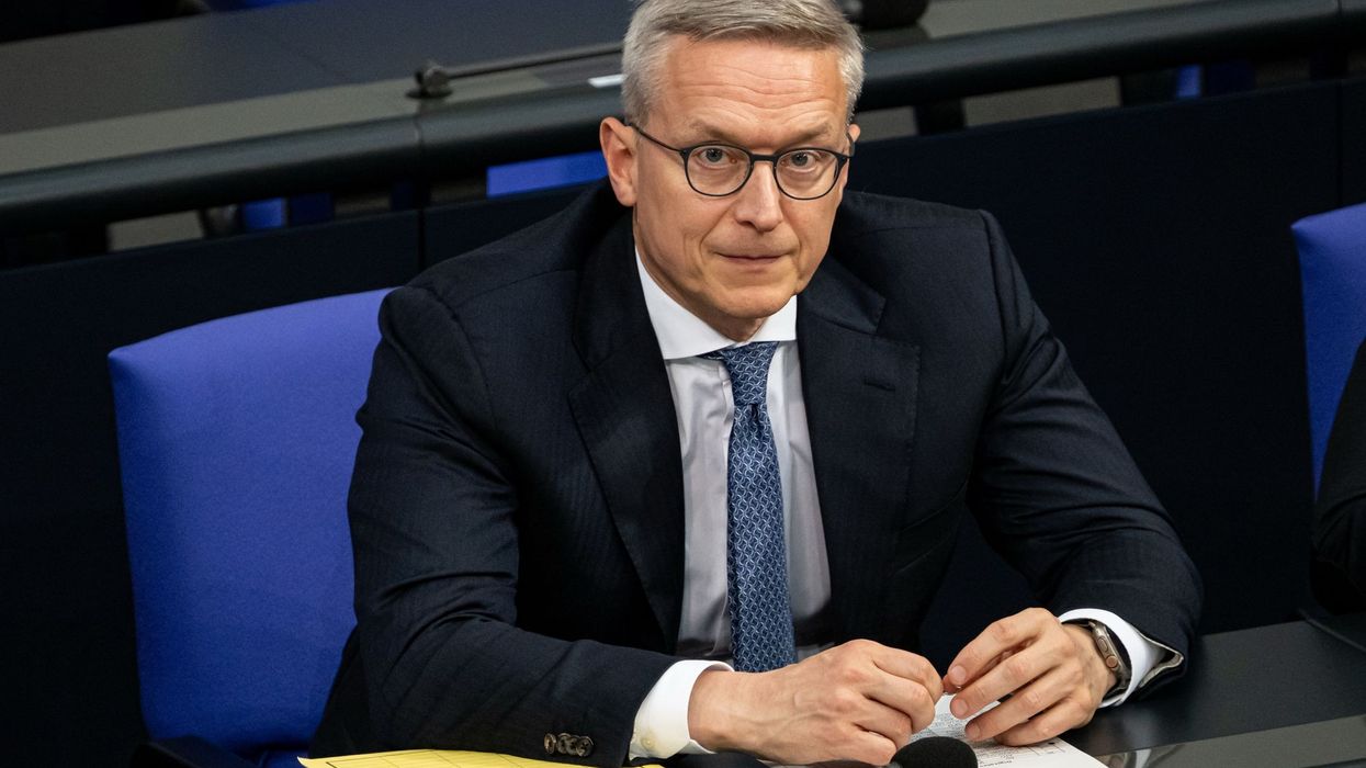 Ministri gjerman i dixhitalizimit intervistohet nga prezantuesi televiziv i Inteligjencës Artificiale