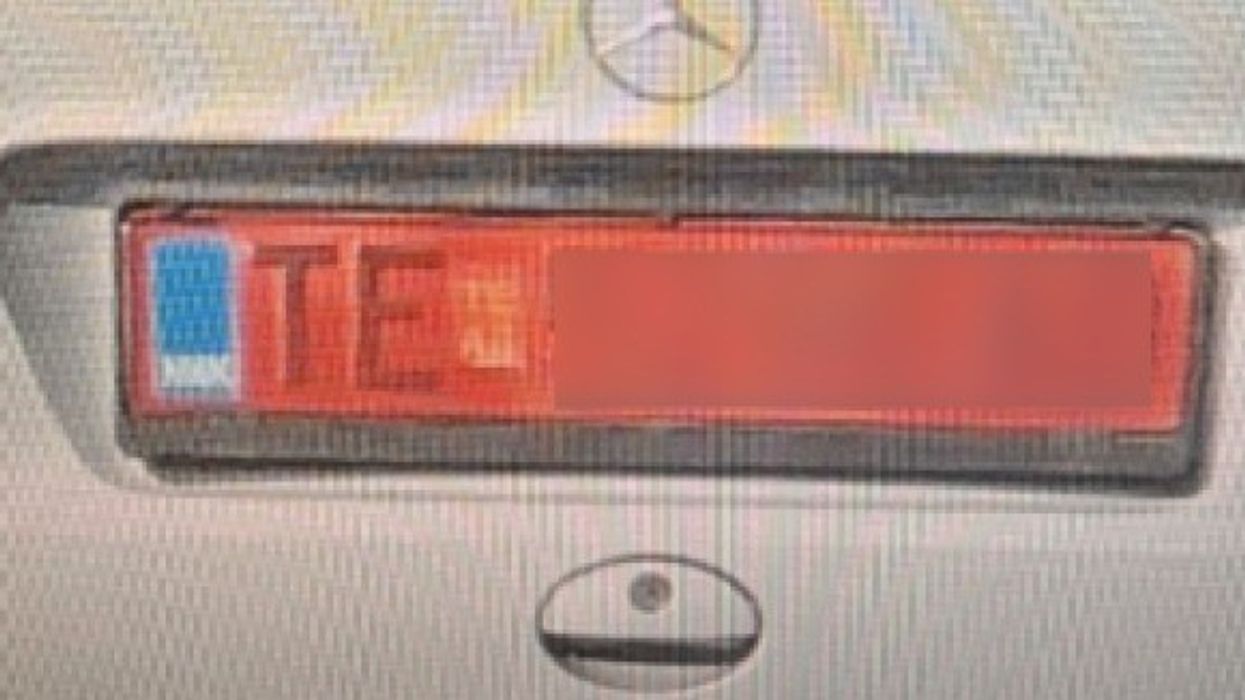 Ndalohet një person nga Tetova, ngjyrosi me të kuqe targat e makinës dhe vendosi sinjalizues