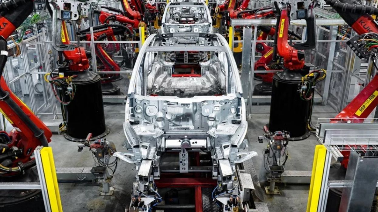 E rrëzoi roboti i fabrikës, burri nga SHBA padit Teslën dhe kërkon 51 milionë dollarë!