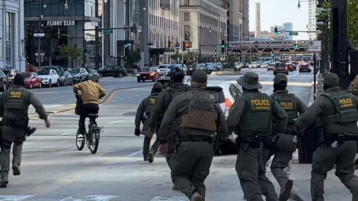 Videoja e agjentëve kufitarë që dështojnë të kapin një burrë me biçikletë në Çikago bëhet virale