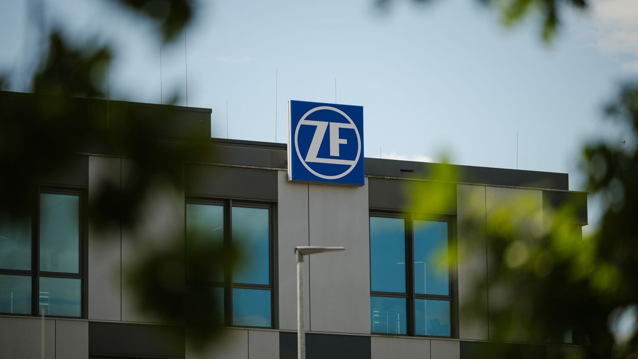 Furnizuesi gjerman i automjeteve ZF njofton një marrëveshje për të ulur kostot dhe vendet e punës