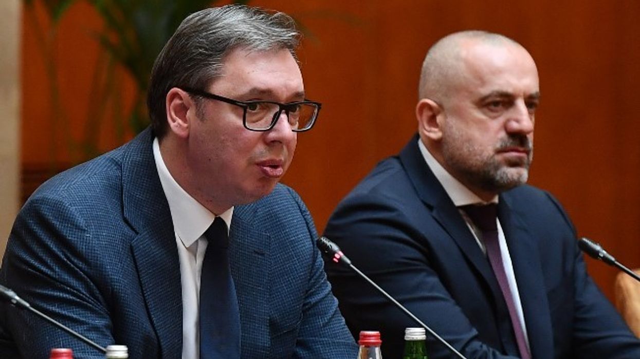 Si po e forcon Vuçiq, Radoiçiqin në Serbi?