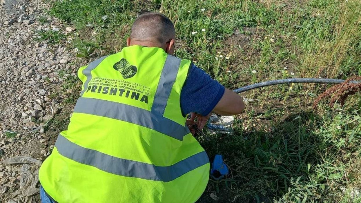 Ndërpritet përkohësisht furnizimi me ujë në Fushë Kosovë për shkak të një rrjedhjeje