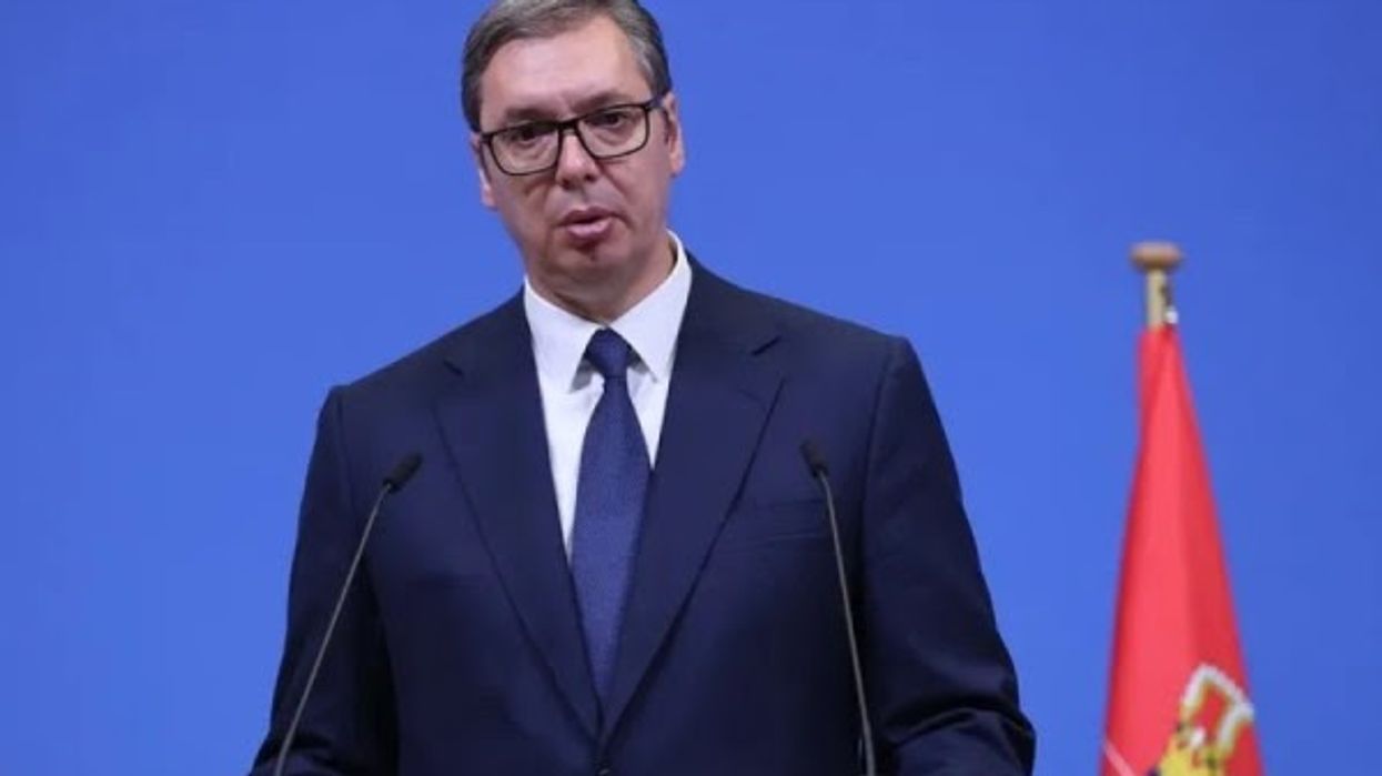 Vuçiq manipulon me serbët e Kosovës, premton qindra vende pune përmes institucioneve ilegale