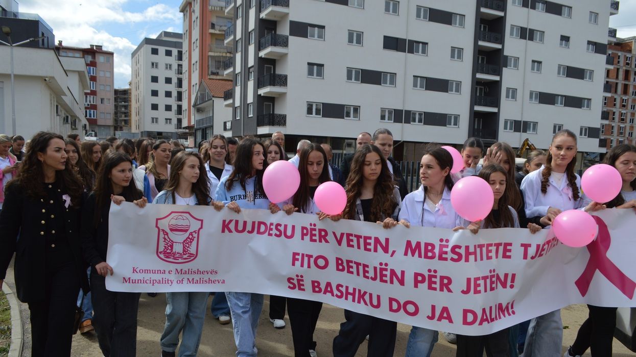 Kryetari i Malishevës bashkohet në ecjen sensibilizuese për parandalimin e kancerit të gjirit