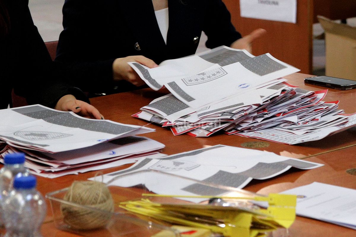 Manipulimi i votave trazon skenën politike, kërkohen hetime dhe rinumërim i plotë Manipulimi i votave trazon skenën politike, kërkohen hetime dhe rinumërim i plotë