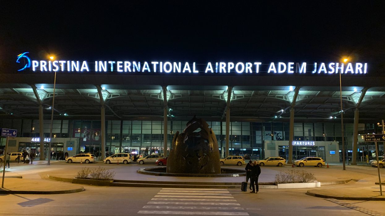 E pazakontë: Ndalohet një grua në Aeroportin e Prishtinës, iu gjet armë zjarri në bagazh