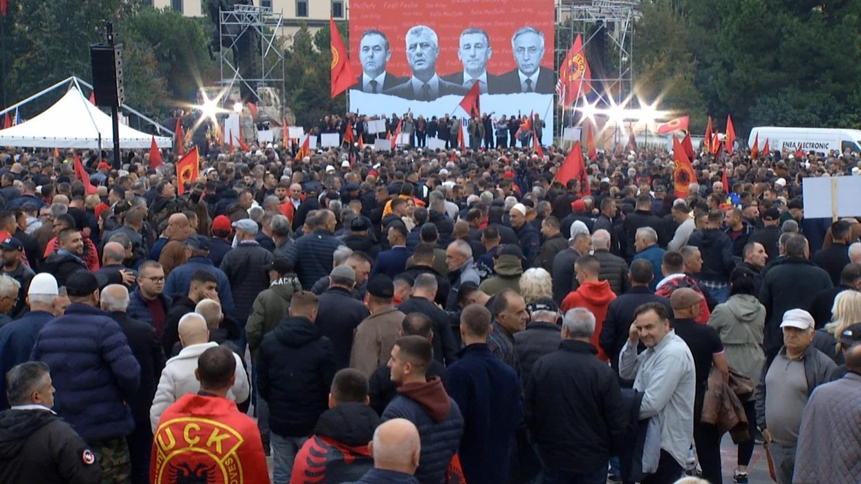 Shqipëri-Kosovë bëhen një, mijëra qytetarë në Tiranë në mbështetje të ish-udhëheqësve të UÇK-së